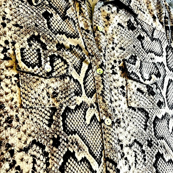 SNAKESKIN 🐍 STYLE BUTTON DOWN LONG SLEEVE - Picture 5 of 8